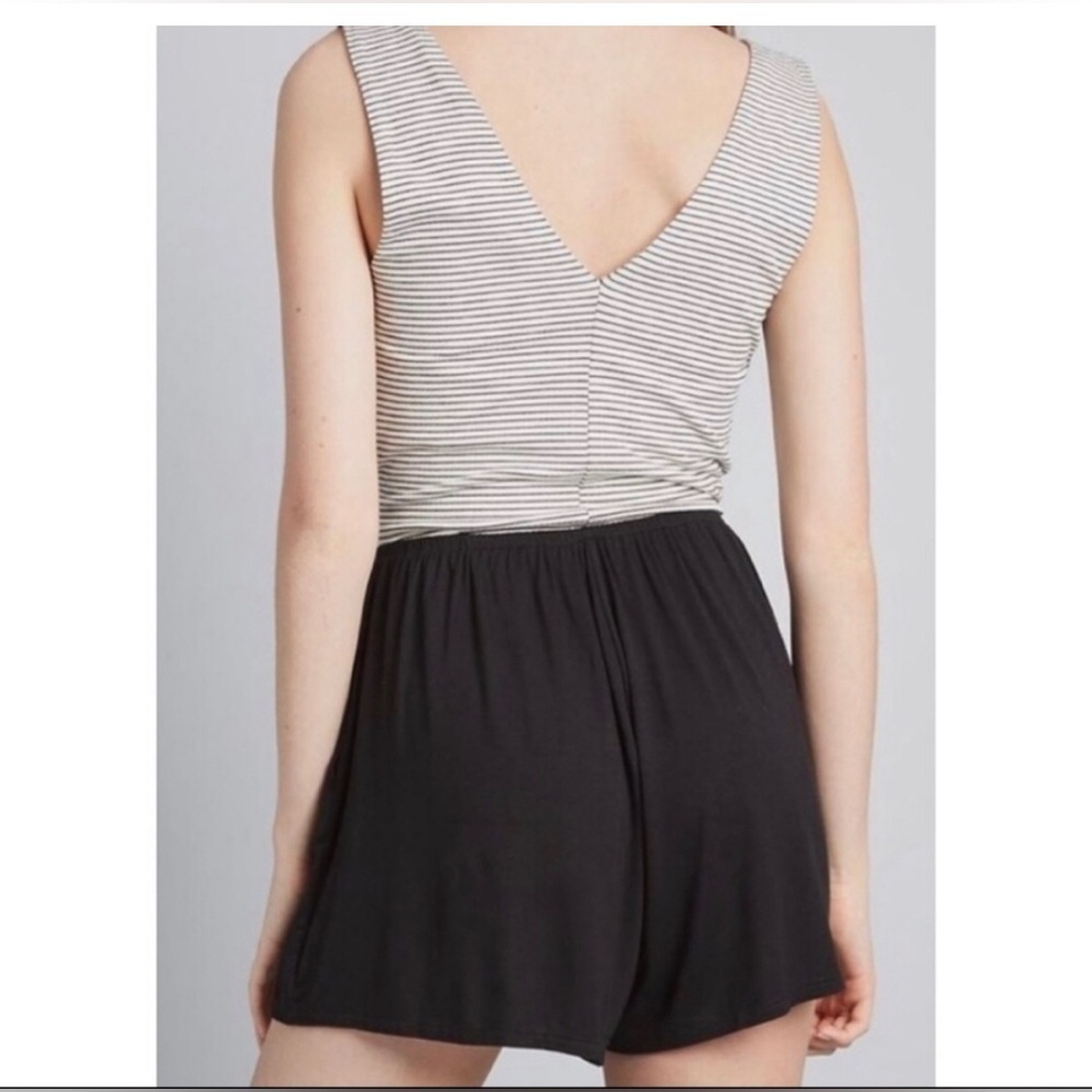 ModCloth Women’s XXS Black/White Deep V-Neck Sleeveless Romper w/Pockets - NWT! - Picture 2 of 13